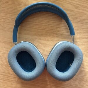 AirPods Max with smart case